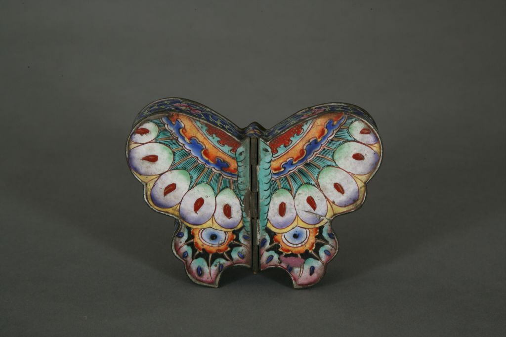 清代粉彩瓷器上的蝴蝶纹饰有什么寓意