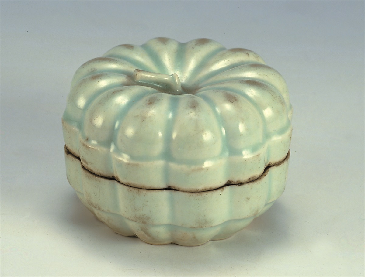 ����Ӱ���Թ���У����ͺ���ɫ֮��