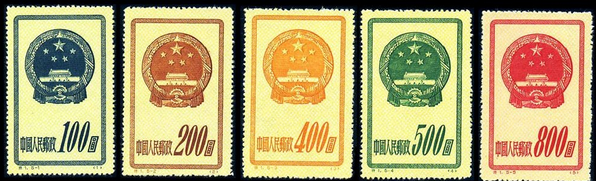 这套邮票的原设计方案是按国徽的规定涂色以金,红两色套印,凸版部分加