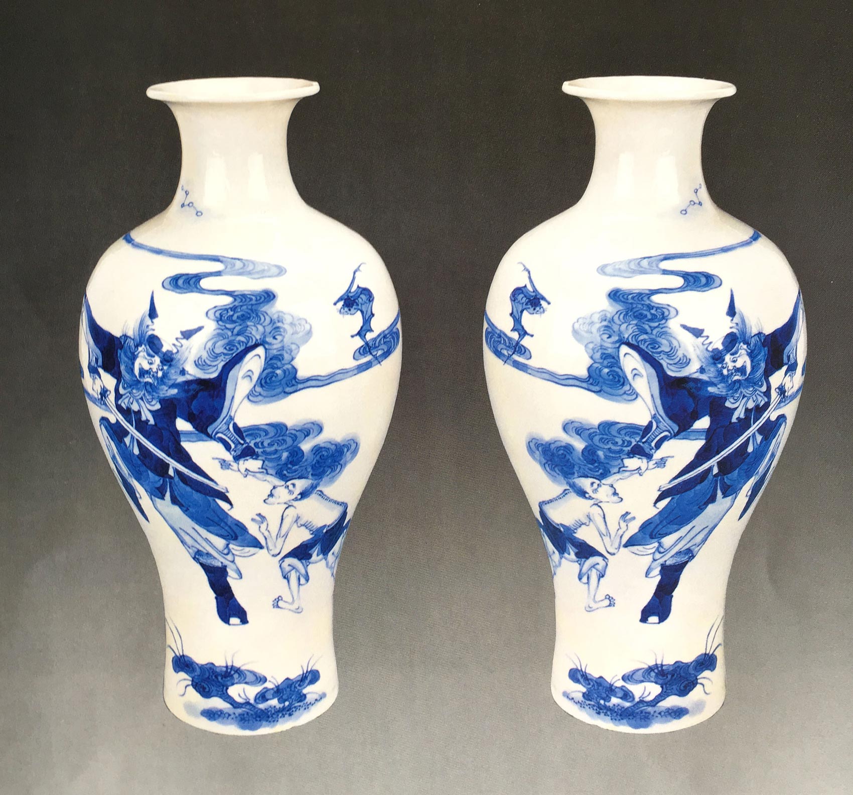 清康熙青花钟馗捉鬼图观音瓶 清康熙青花钟馗捉鬼图观音瓶