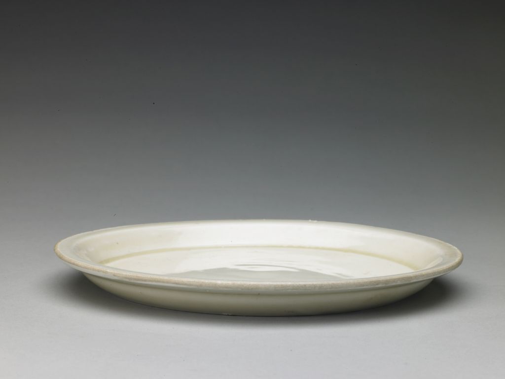 定窑白釉描金折沿盘 定窑白釉描金折沿盘
