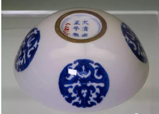 清 雍正款青花团花纹卧足碗 清 雍正款青花团花纹卧足碗