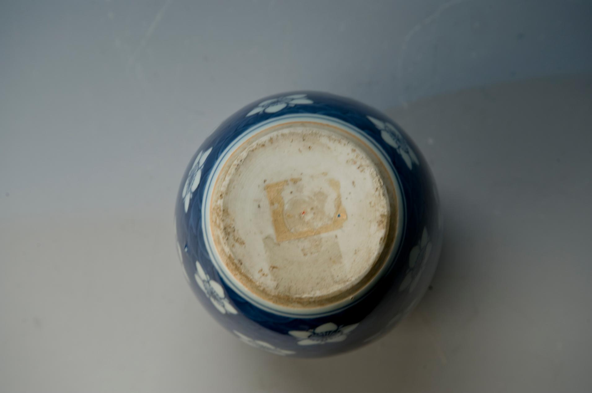 清康熙青花梅花流水莲子罐底足 清康熙青花梅花流水莲子罐底足