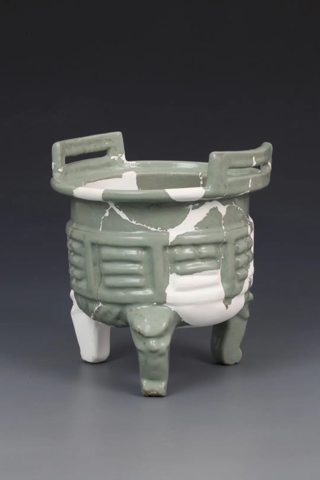 汝窑八卦纹鼎式炉瓷器 汝窑八卦纹鼎式炉瓷器